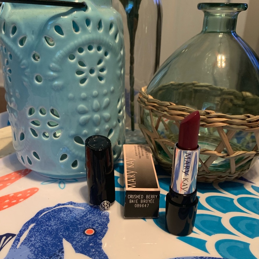 💁🏻‍♀️3 for $12! Mary Kay Gel Semi-Matte Lipstick - Crushed Berry